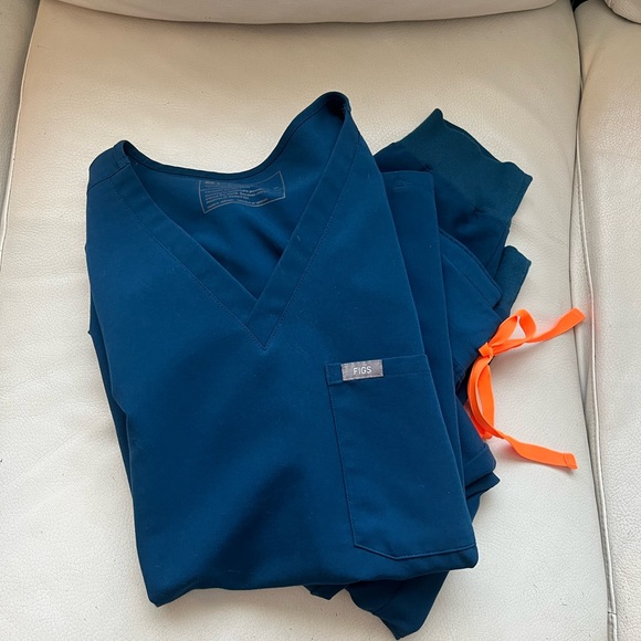 Figs Women's Navy Jogger Scrub Set - Picture 6 of 7